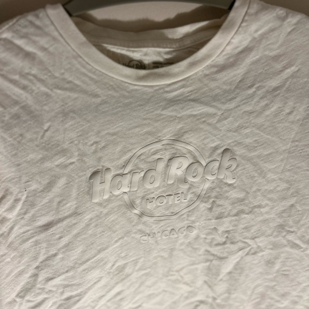 White hard rock Café Chicago, embroidered T-shirt